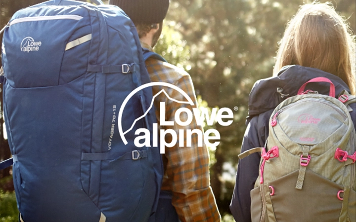 2 מטיילים עם תיקים של Lowe Alpine והצגת הלוגו במרכז מובייל