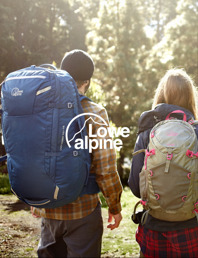 2 מטיילים עם תיקים של Lowe Alpine והצגת הלוגו במרכז מחשב